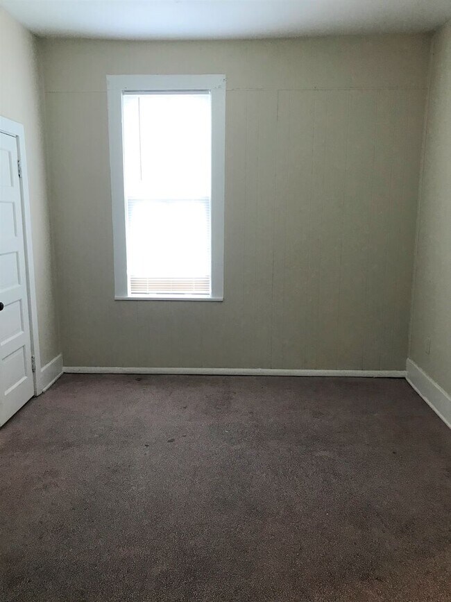Building Photo - Recently Remodeled Studio Apartment