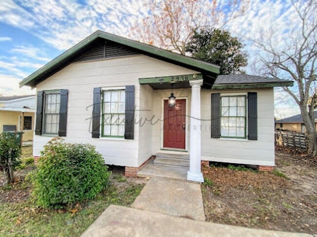 Building Photo - Remodeled 2BR/1BA with Hardwood Floors & L...