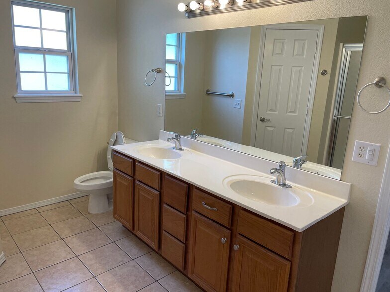 Building Photo - 511 Brookfield Dr
