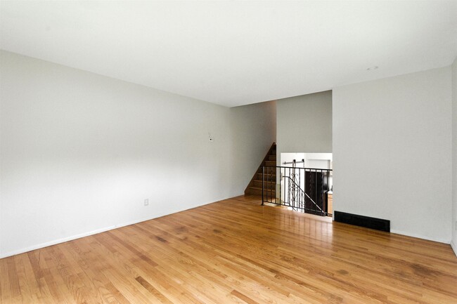 Building Photo - 438 Falcon Cir