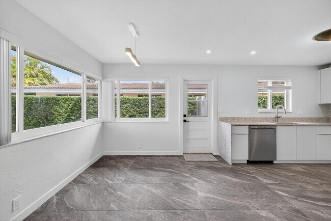 Building Photo - 4442 Sea Grape Dr