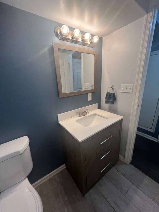 Building Photo - Lake Grove