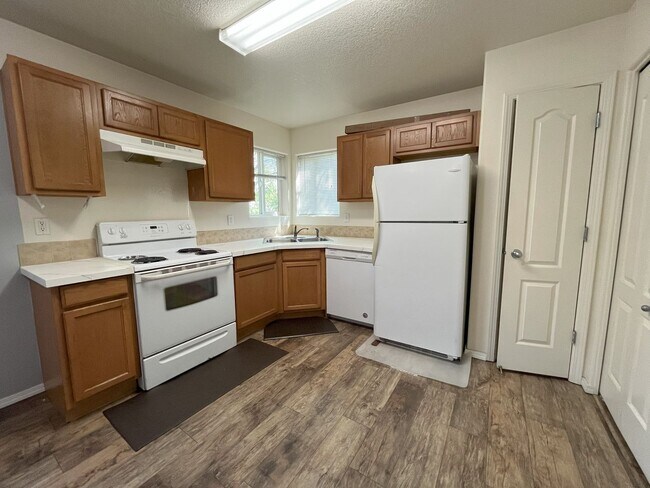 Building Photo - Bright 2-Bedroom Condo with Laminate Floor...