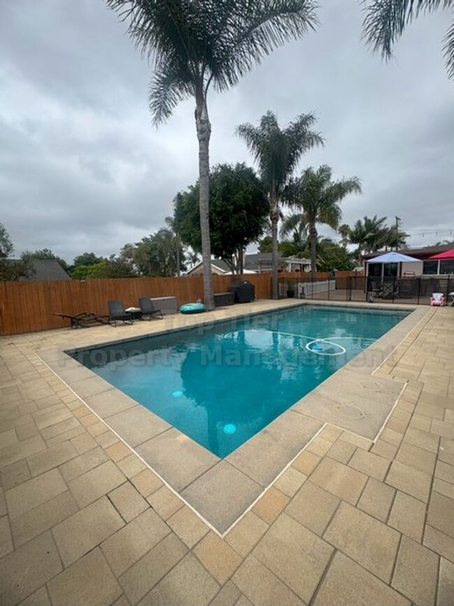 Building Photo - Beautiful Vista Home 3 bed / 3 bath / 1957...