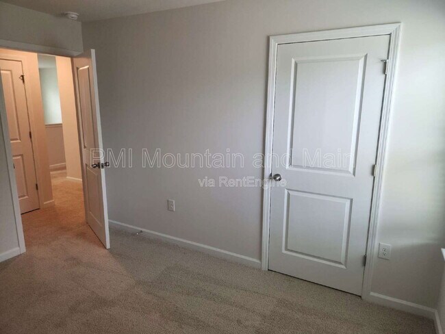 Building Photo - 92 Queen Vly Wy