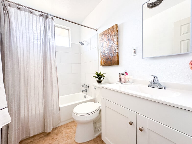 Building Photo - 460 Vista Ave