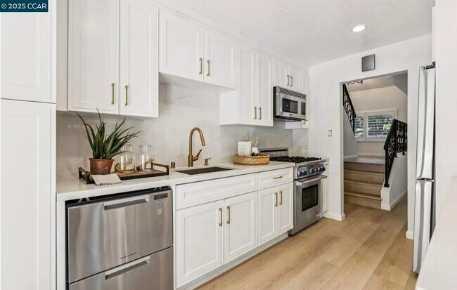 Building Photo - 1600 Springbrook Rd