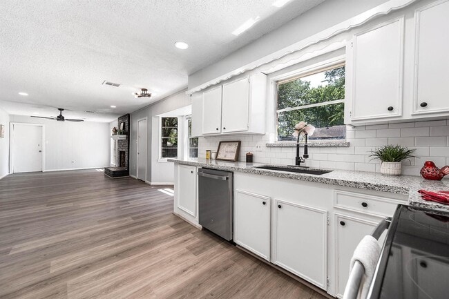 Building Photo - 9014 Landwood Dr