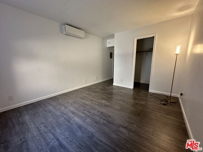 Building Photo - 13747 Vanowen St