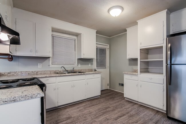 Building Photo - 1527 Tall Pines Cir