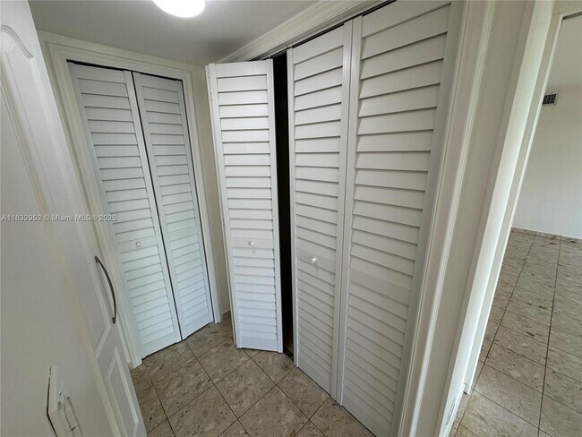 Building Photo - 6039 Collins Ave