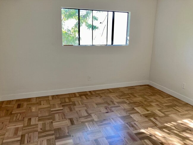 Building Photo - Mid-Century Modern Bay Park Home