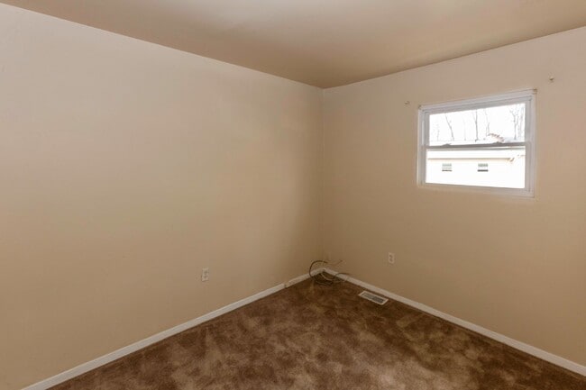Building Photo - 3 BR TH in Olde Forge