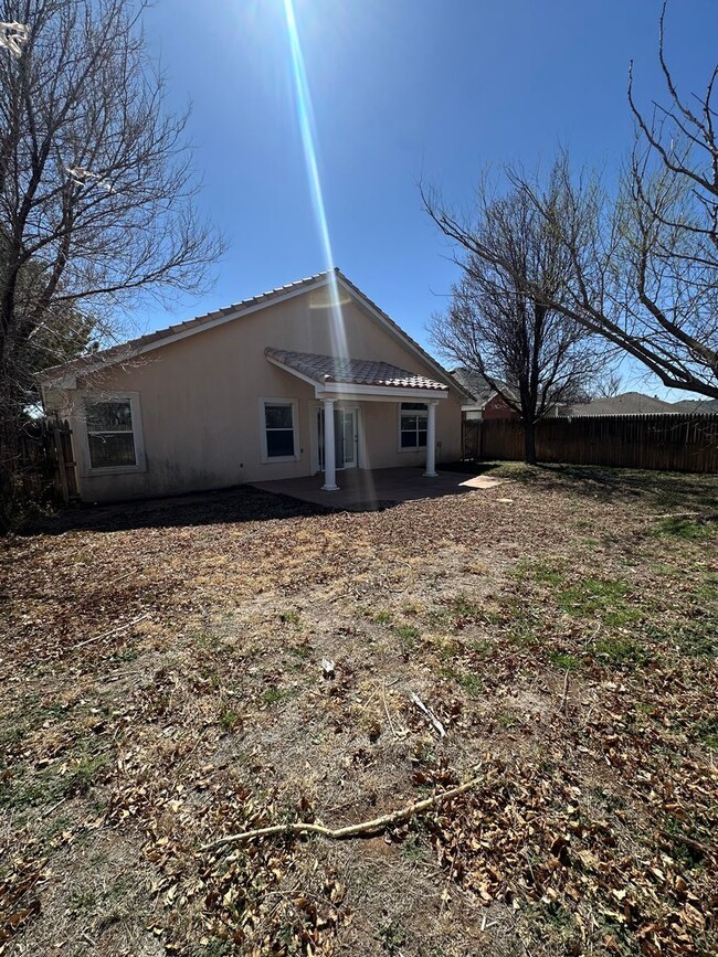 Building Photo - 2 Bed Home Plus Office Space! In Zia School District
