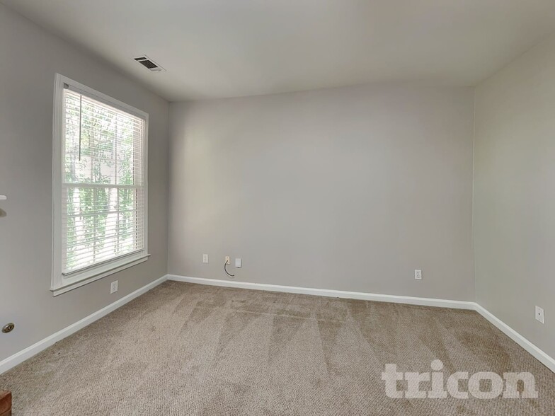 Building Photo - 1013 Chatsworth Ln