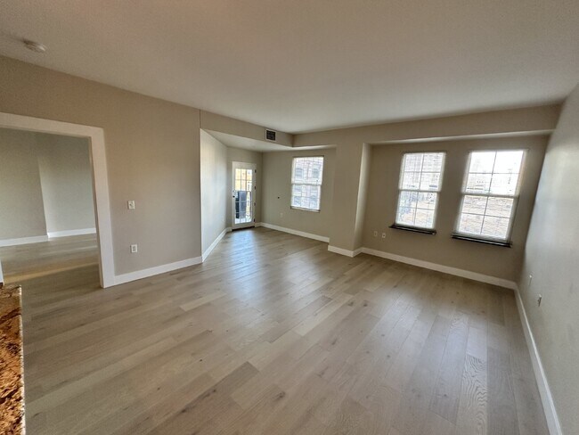 Building Photo - 2 bed/2 bath condo in Golden Triangle