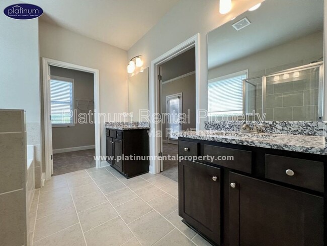 Building Photo - 2360 Manor Pointe Dr