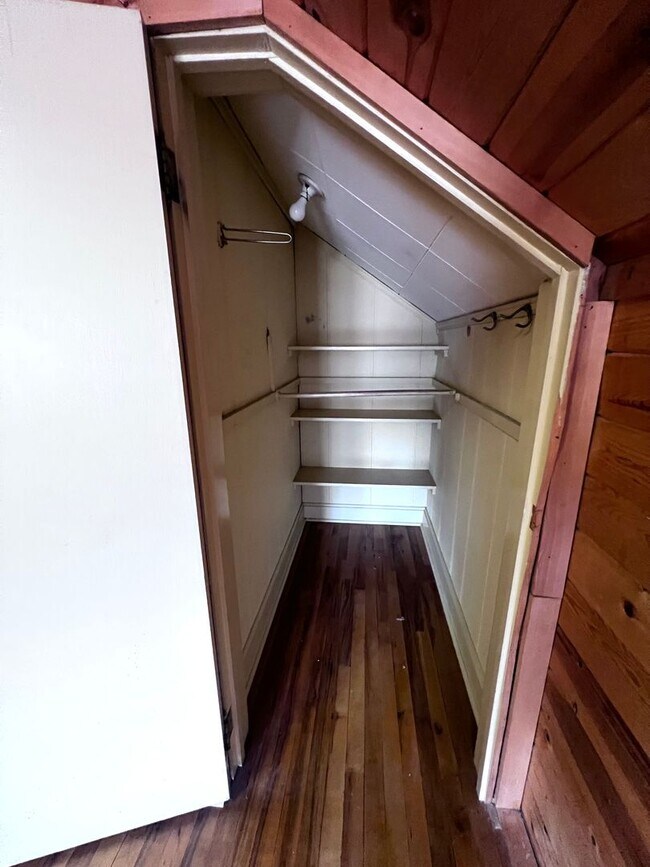 Building Photo - AVAILABLE JUNE 1ST: 4 bedroom 2 bathroom home!