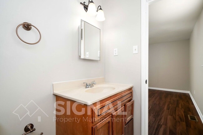 Building Photo - 2827 Arrowhead Cir NE