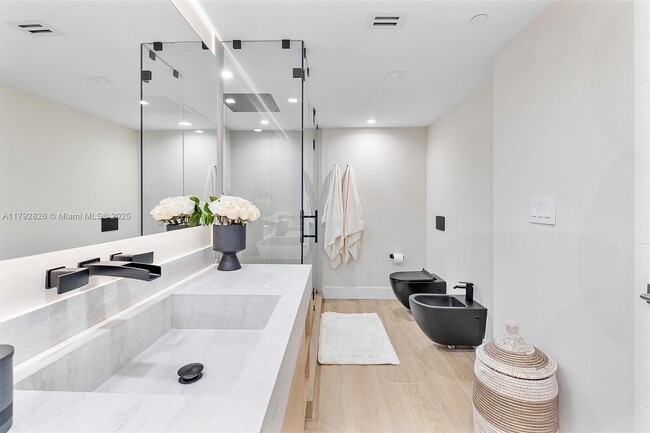 Building Photo - 2127 Brickell Ave