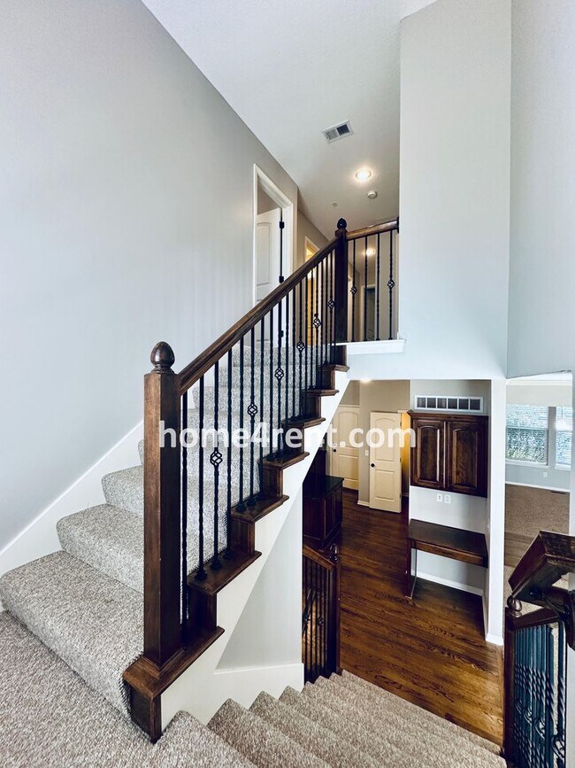 Building Photo - Gorgeous Olathe, 5 BR Home w/ Wood floors,...