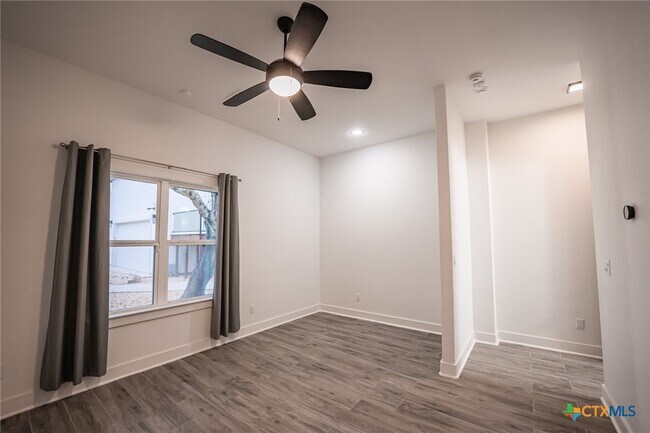 Building Photo - 2109 Bella Vista