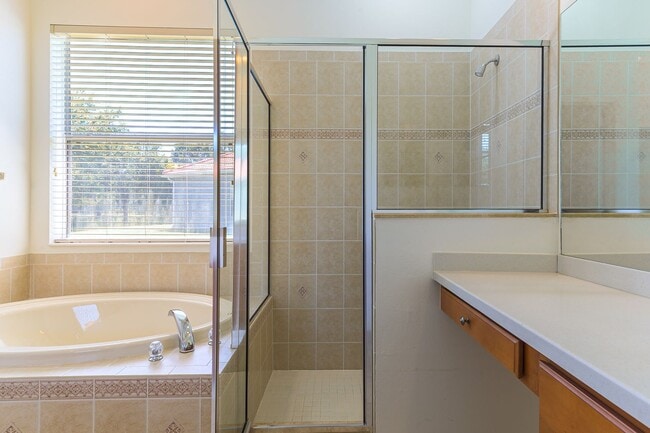 Building Photo - 4 Bed / 3 Bath Unfurnished Family Home wit...