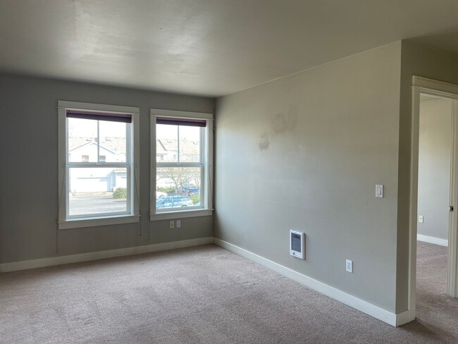 Building Photo - *** 1/2 MONTH FREE & FREE APPLICATION FEE ...