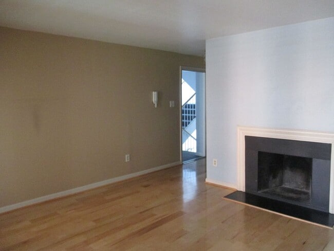 Building Photo - Bright and Cozy Two Bedroom Condo, One Blo...