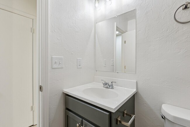 Building Photo - 1605 E Park Pl