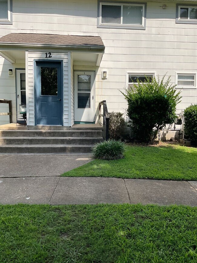 Building Photo - Absolutely Adorable two bedroom is move in ready!