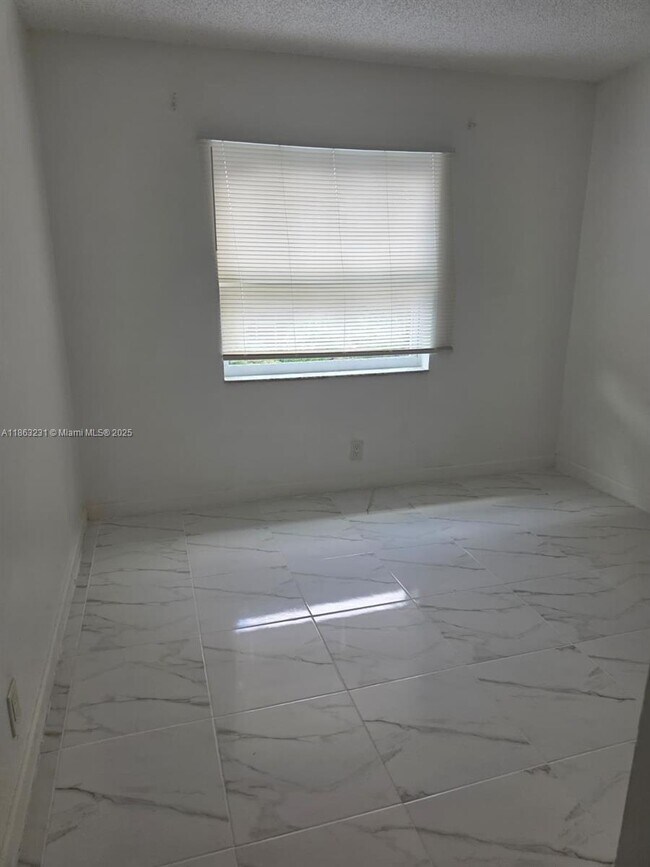Building Photo - 1206 Seaview