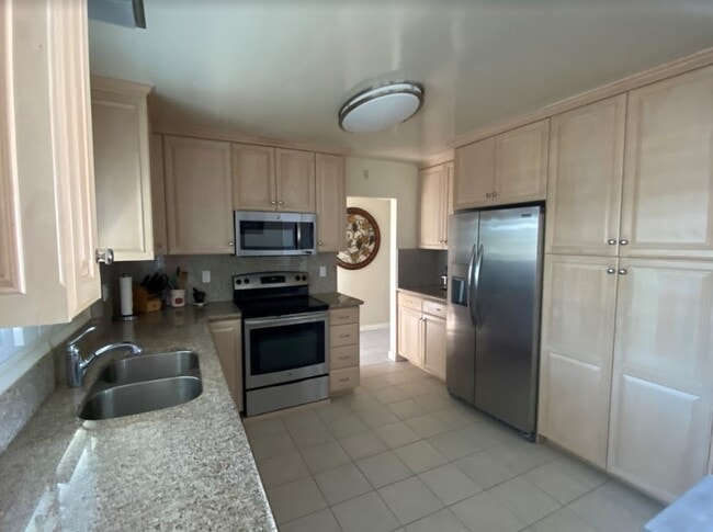 Kitchen - 711 Lido Park Dr