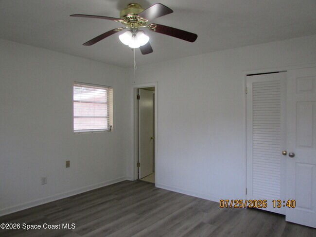 Building Photo - 211 W Laila Dr