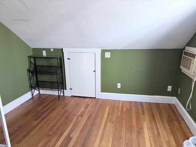 Building Photo - 359 Village St