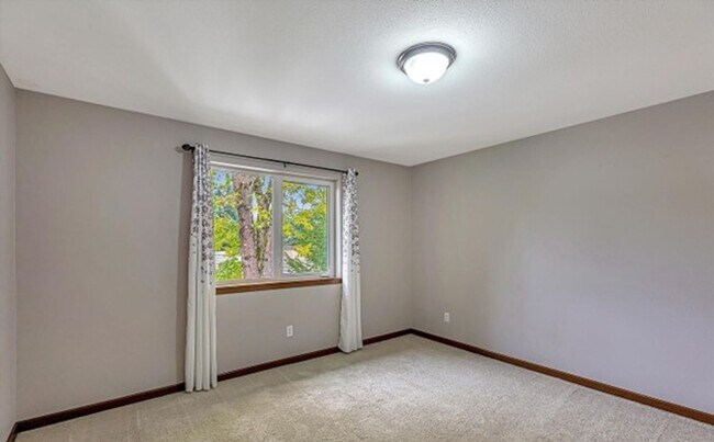 Building Photo - Gorgeous Home in Kirkland!