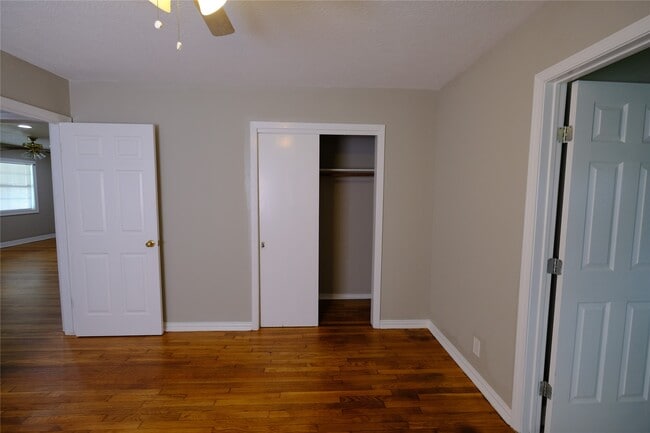 Building Photo - 6718 Midfield Dr