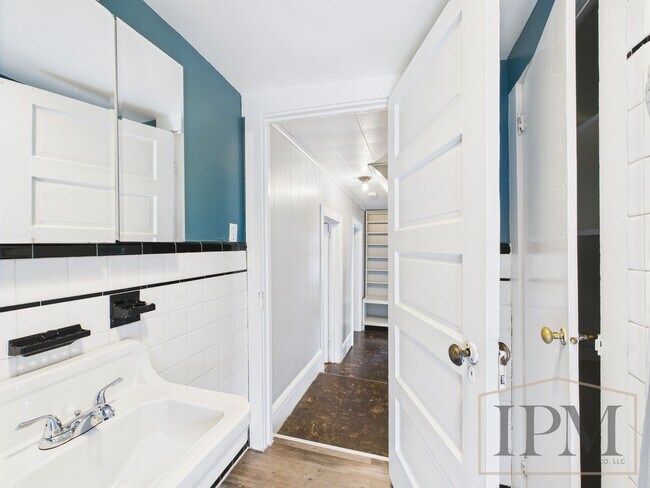 Building Photo - Available Now Beautiful 4 Bedroom Home with Garage, Central Air & Large Yard in York City.