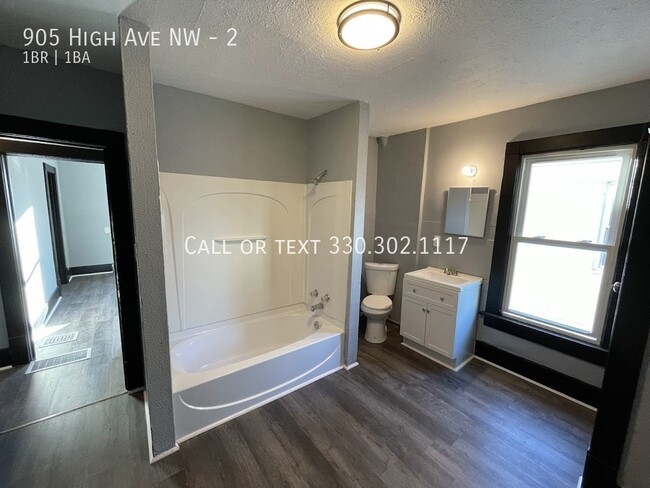 Building Photo - One bedroom one bathroom second level apar...