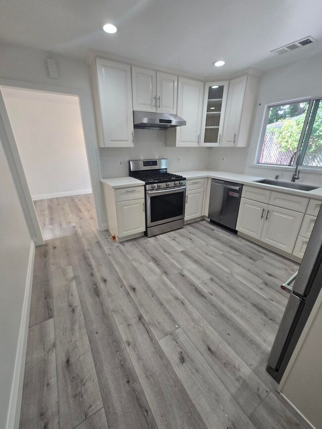 Building Photo - Inviting 3-Bed/2-Bath Home - Menlo Park