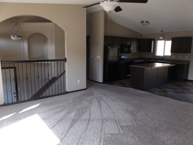 Building Photo - 4 BEDROOM | 3 BATH | TOWNHOME | GARAGE | WEST SIDE