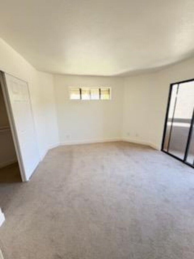 Building Photo - FREE RENT/EARLY ENTRY  1 bedroom 1 bath Beautiful Upstairs Unit in Prime Location