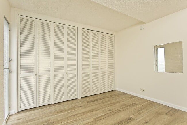 Building Photo - Punahou-Wilder Unit 803 - 2 BD 1 BA w/ Lanai KEY SCURED BUILDING