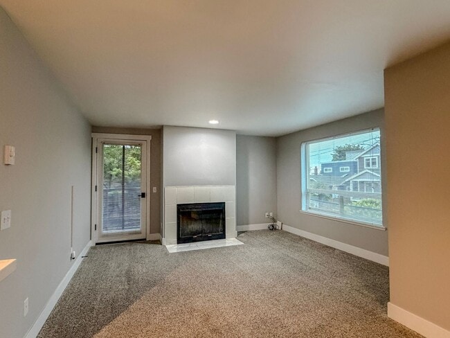 Building Photo - Gorgeous 2bd/2bth Lower Queen Anne Condo, $2,850/mo.