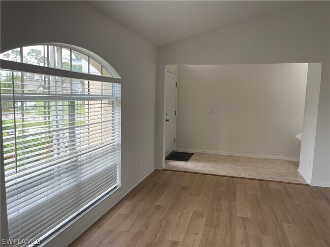 Building Photo - 9758 Country Oaks Dr