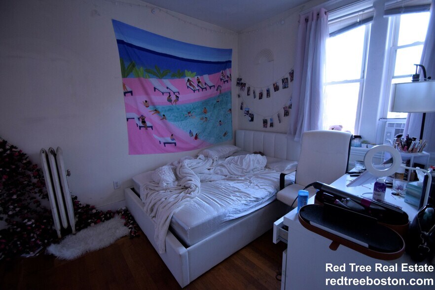 Building Photo - 318 St Paul St