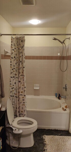 tub/shower combo - 1101 Juniper St NE