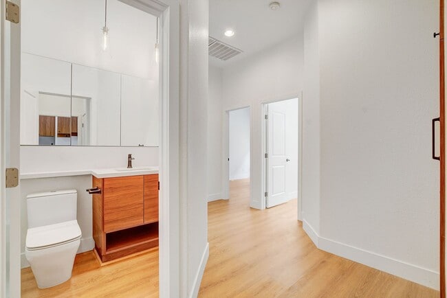 Building Photo - Popular Seven Hills Area, 1-Story, Complet...