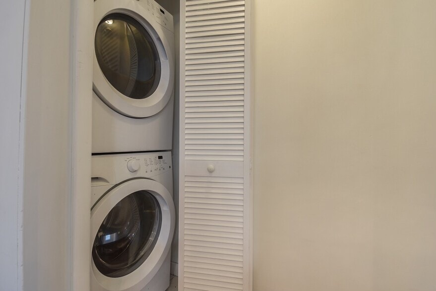 Building Photo - 109 4th Ave