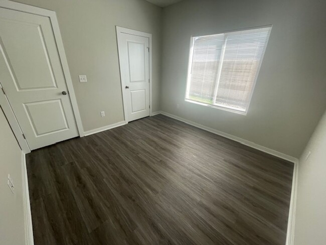 Building Photo - 12032/34 Shadow Lakes